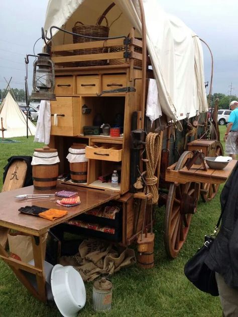 Fine lady of the Praire Camping Tent Decorations, Chuck Box, Horse Drawn Wagon, Old Wagons, Camping Kitchen, Wooden Wagon, Chuck Wagon, Wilde Westen, Covered Wagon