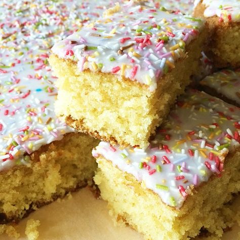 Plain Flour Recipes Baking, Sprinkle Tray Cake, School Cake Recipe, School Puddings, School Dinner Recipes, Traybake Cake, Tray Bake Recipes, School Cake, Tray Bake