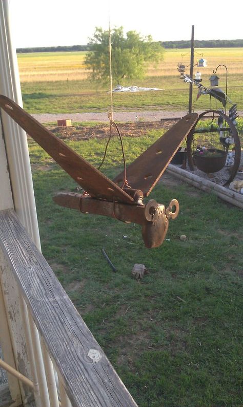 yard bird made from an old railroad spike, old hinge a a couple of washers for the eyes. Railroad Spike Art, Art Fer, Hantverk Diy, Bored Art, Welding Crafts, Words Beautiful, Welding Art Projects, Horseshoe Art, Metal Yard Art