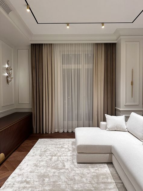 Beige Curtains Living Room Ideas, Salon Curtains, Custom Curtains Living Room, Beige Curtains Living Room, Curtain Panels Living Room, Luxury Curtains Living Room, Living Room Gold, Modern Fabric Sofa, Curtains Design