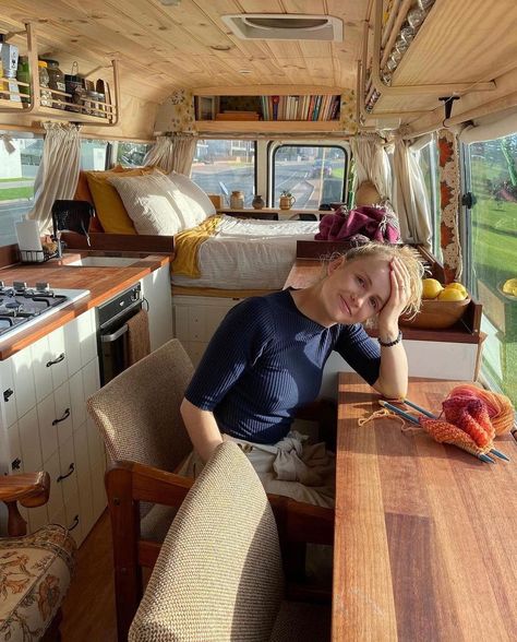 Van Layouts, Tiny Home Ideas, Van Life Aesthetic, Astuces Camping-car, Hand Chair, Old School Bus, Bus Living, Kombi Home, Campervan Life