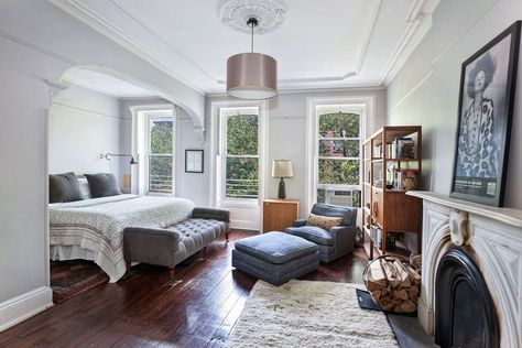 Brownstone Interiors, Celebrity Bedrooms, Peter Sarsgaard, Brownstone Homes, New York Townhouse, Brooklyn Brownstone, Maggie Gyllenhaal, Park Slope, Modern Bedroom Design