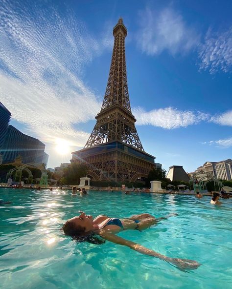 Hotel Paris Las Vegas, Vegas Poses, Las Vegas Paris, 21st Birthday Vegas, Paris Hotel Las Vegas, Vegas Photos, Las Vegas Pool, Vegas Pools, Pool Hotel