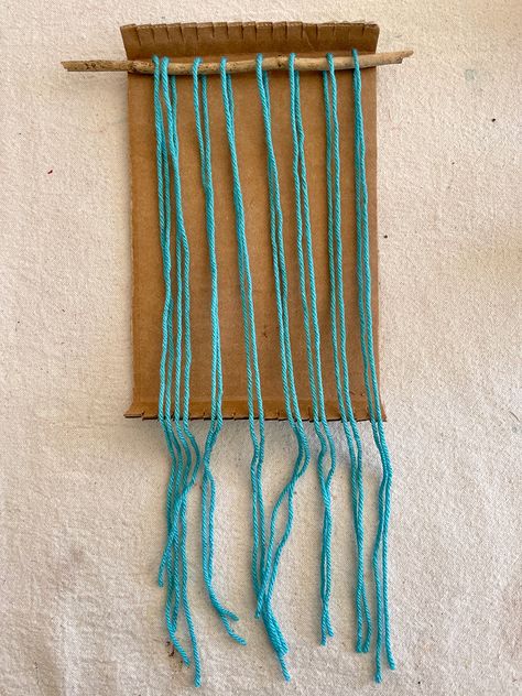 Make a cardboard loom for weaving with kids Making A Loom For Weaving, Doodle Weaving, Weaving With Kids, Kids Weaving Projects, Cardboard Weaving, Cardboard Loom, Art Yarn Weaving, Weaving For Kids, Weaving Loom Diy