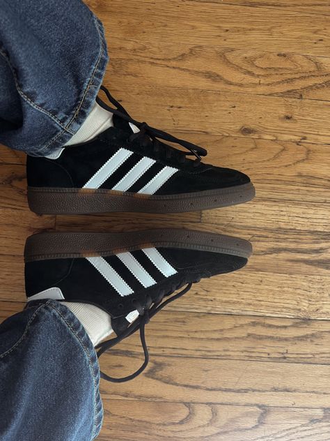 Adidas Classic Shoes, Black Sneakers Outfit, Black Adidas Shoes, Adidas White Shoes, Black Shoes Sneakers, Samba Shoes, Staple Shoes, Adidas Retro, Dr Shoes