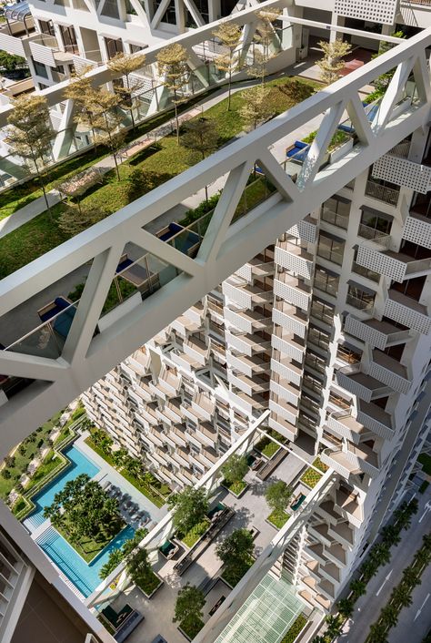 Sky Habitat by Moshe Safdie creates a void spanned by three bridges Santiago Calatrava, Moshe Safdie, Architecture Cool, Sky Pool, Plans Architecture, Desain Lanskap, Green Architecture, Sky Garden, Bridge Design