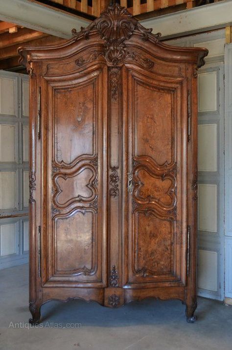 Antique Wooden Wardrobe, 18th Century French Interior, 18th Century Room, 1700s Furniture, 18th Century Furniture, Classic Wardrobe Furniture, 18th Century Bedroom, Decorative Wardrobe, Antique Wardrobe Closet