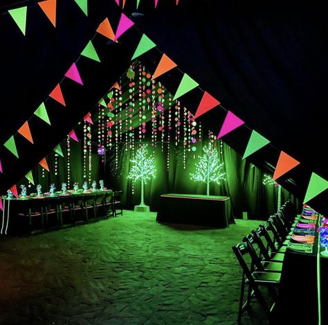 Rave Party Theme, Rave Party Ideas, Rave Party Decorations, Rave Theme, Neon Dance Party, Sweet 16 For Boys, Glow Theme Party, Neon Party Decorations, 14th Birthday Party Ideas