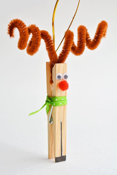 These clothespin reindeer are SO CUTE! In less than 5 minutes you can make an adorable homemade Christmas ornament using only dollar store supplies! Homemade Christmas Gifts Food, Clothespin Reindeer, Christmas Ornaments Homemade Kids, Reindeer Christmas Ornaments, Preschool Christmas Crafts, Christmas Crafts For Kids To Make, Office Floor, Reindeer Ornaments, Googly Eyes