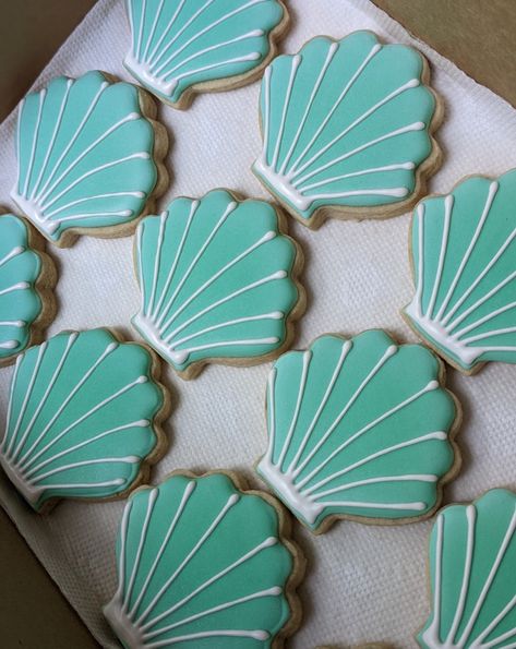 Seashell sugar cookies! Sea Cookies, Shell Cookies, Under The Sea Cookies Decorated, Ocean Cookies, Beach Sugar Cookies, Seashell Cookies Decorated, Shell Cookies Decorated, Seashell Sugar Cookies, Cookies Beach Theme