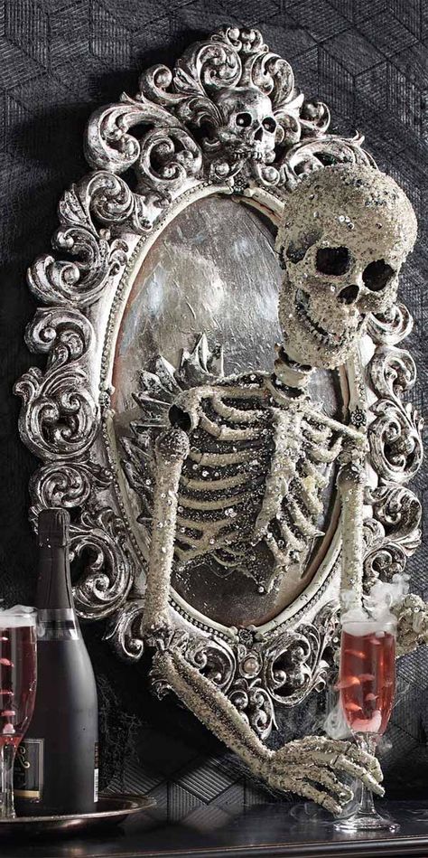 Halloween Skeleton in The Mirror Decor Friends Reference, Gothic Christmas, Hallowen Ideas, Life Friends, Diy Halloween Decor, Adornos Halloween, Halloween Prop, Halloween Cake, Halloween Tags