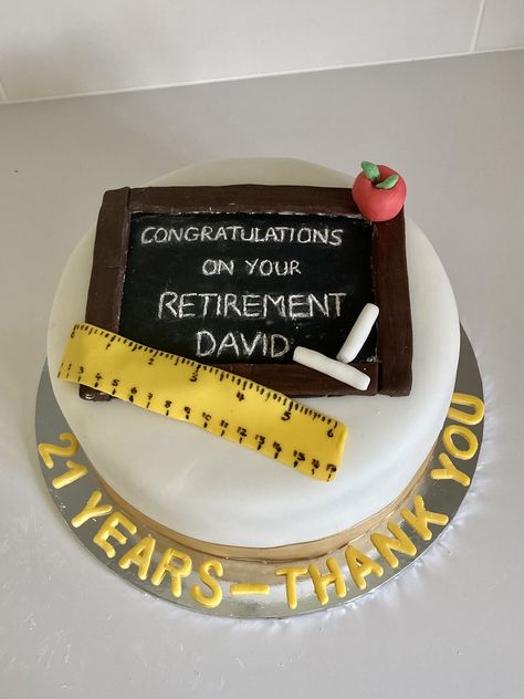 Teacher Retirement Cake, Blackboard Classroom, Congratulations On Your Retirement, Teacher Cakes, Retirement Cake, Black Fondant, Cake Making, Vanilla Sponge, Celebration Cake