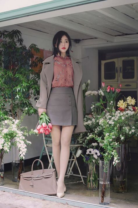 #outfits #moda #outfitinspiration #outfitsfashion #outfitoftheday #officeoutfit #office #oficina #lookoftheday #looks #modacoreana #corea #coreanoutfit Office Outfits For Ladies, Cute Office Outfits, Elegante Casual, Outfit Trends, Korean Fashion Trends, Mode Inspo, Korea Fashion, Formal Outfit, Fashion 2020