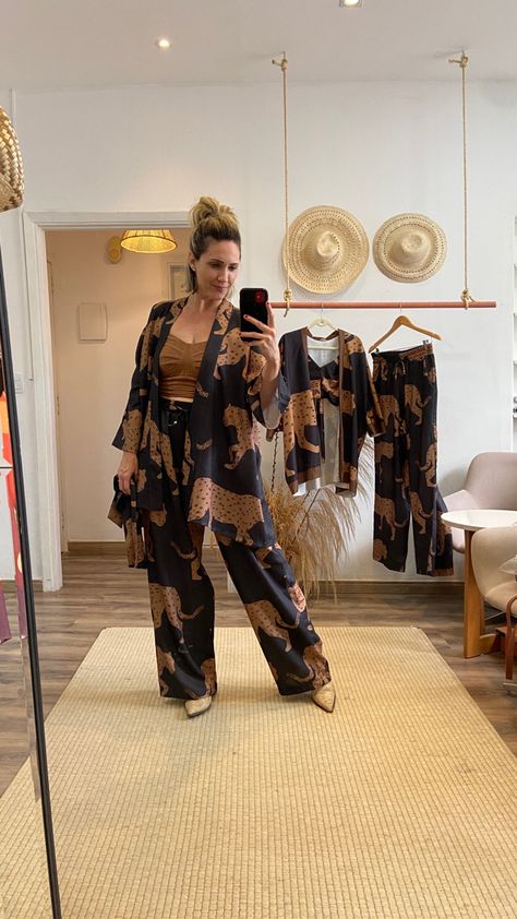 Conjunto kimono com calça pantalona da coleção do Ateliê dos lenços com estampa exclusiva de onças andando ! #instagram #style #streetstyle #moda #fashion #elegant #kimono #conjunto #animals Kimono Cardigan Outfit, Outfits Playa, Co Ords Outfits, Elegant Kimono, Cardigan Outfit, Boho Clothes, Instagram Style, Fashion Elegant, Kimono Cardigan