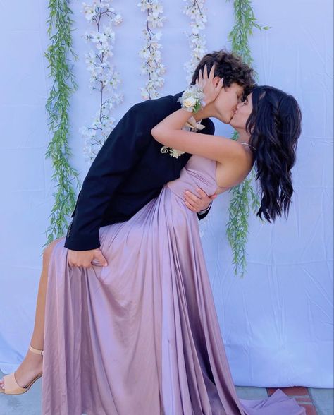 Prom Selfies Couples, Prom Kissing Pictures, Prom Photos Couple Aesthetic, Couples Anniversary Photoshoot Poses, Prom Fotoshoot Ideas Couple, Prom Pictures Couples Kissing, Prom Fotoshoot Ideas, Couple Poses Formal, Formal Couple Photoshoot