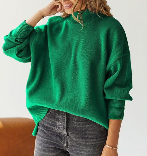 How To Style Green Sweater, Green Knitted Sweater Outfit, Green Knit Sweater Outfit, Winter Pullover Outfits, Green Sweater Outfit, Emerald Green Sweater, Green Oversized Sweater, Spring Sweaters, Striped Casual Dresses