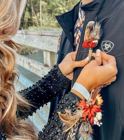 Feather boutonnière and corsage. Western/boho floral. Western Prom Bouquet, Western Prom Flowers, Western Hoco Pictures, Western Corsage And Boutonniere, Western Prom Looks, Western Corsage, Prom Dresses Country, Corsage With Feathers, Country Hoco