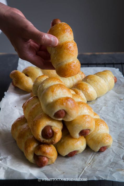 Chinese Hot Dog Bun, Chinese Hot Dog Bun Recipe, Chinese Sausage Recipes, Bread Pit, Sausage Hot Dogs, Asian Bread, Chinese Buns, Chicken And Potato Curry, Asian Bakery