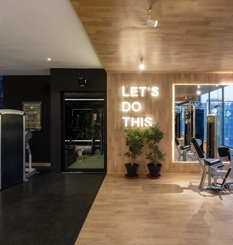 Group Fitness Room Design, Modern At Home Gym, Brick Gym Interior Design, Ballet Barre Home Gym, Exercise Studio Design, Physio Gym Design, Gym Gallery Wall, Aesthetic Gym Interior, Fitness Space Design