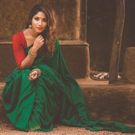 1,912 Likes, 8 Comments - Photography | Videography (@photon_image_) on Instagram: “Photoshoot For @maayastudio | Model @kathy angel @cati_angel |  makeup artist @amila.liyanage amila…” Plain Green Saree, Poses On Saree, Saree Plain, Pics Poses, Instagram Photoshoot, Saree Poses, Plain Saree, Simple Sarees, Saree Photoshoot