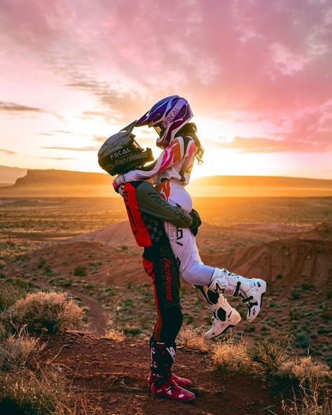 Dirt Bike Couple, Motocross Couple, Dirt Bike Wedding, Motorcycle Couple Pictures, Dirt Bike Riding Gear, Love So Deep, Motocross Photography, Motocross Baby, Bike Wedding