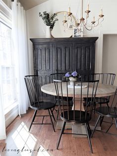 Round Table 5 Chairs, Round Farmhouse Tables, Kitchen Round Table Ideas, French Style Dining Room, Dining Room Storage Ideas, French Farmhouse Dining Room, Window Upgrade, Round Farmhouse Dining Table, Beautiful Dining Room Decor