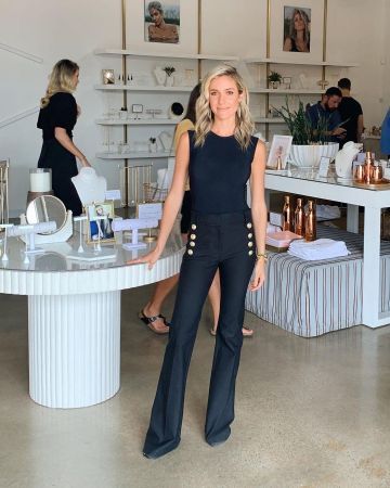 Black sleeve­less top worn by Kristin Cav­al­lari on @kristin­cav­al­lari #Black #sleeve­less #top worn by #KristinCav­al­lari on #@kristin­cav­al­lari #KristinCavallari   #outfits #fashion #spotern Kristin Cavallari Hair, Kristin Cavallari Style, Kristen Cavallari, Morgan Stewart, Dc Style, Blonde Lob, Celebrity Style Guide, Kristin Cavallari, Trouser Style