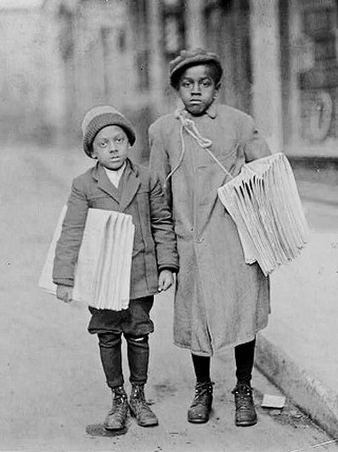 Lewis Hine, Black Heritage, Paper Boy, American Photo, Wilde Westen, Photo Vintage, African American History, Black American, Vintage Pictures