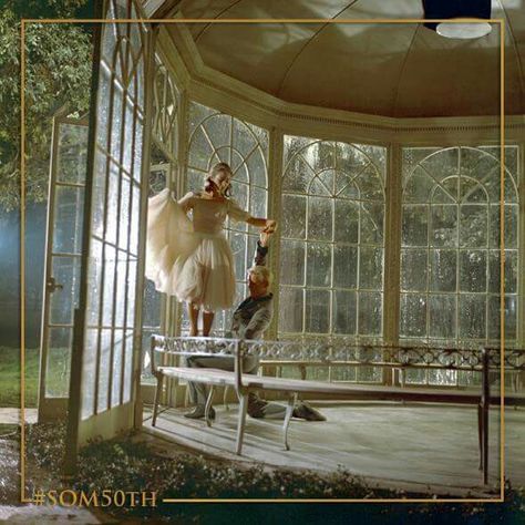 "I am sixteen going on seventeen". What a beautiful scene. The Sound of Music Charmian Carr, Sound Of Music Movie, The Sound Of Music, Rare Images, Julie Andrews, Mia 3, Music Aesthetic, Studio Photo, Music Film