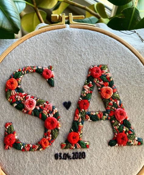 Diy Embroidery Frame, Hand Embroidery Letters, Apartments Decorating, Decorating Farmhouse, Digital Embroidery Patterns, Diy Embroidery Designs, Embroidery Alphabet, Felt Letters, Hand Embroidery Patterns Flowers