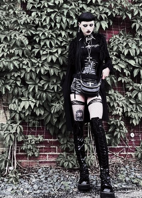 Metalhead Outfits Women, Metalhead Goth Outfit, Black Outfits Edgy, 80s Trad Goth Outfits, Goth Metalhead, Goth Outfits Trad, Trad Goth Outfits With Pants, Punk Goth Outfits, Mohawks