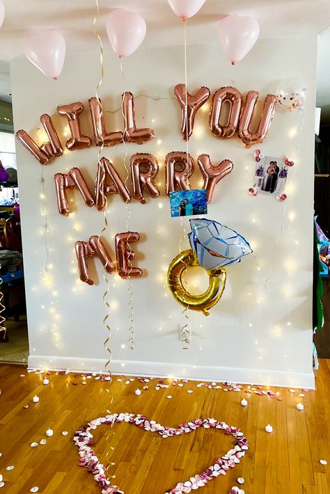 Proposal idea, balloons, rose gold, will you marry me Marriage Proposals, Marry Me Balloons, Balloons Rose Gold, Wedding Proposals, Cool Christmas Trees, Proposal Engagement, School Photos, Birthday Photos, Marry Me