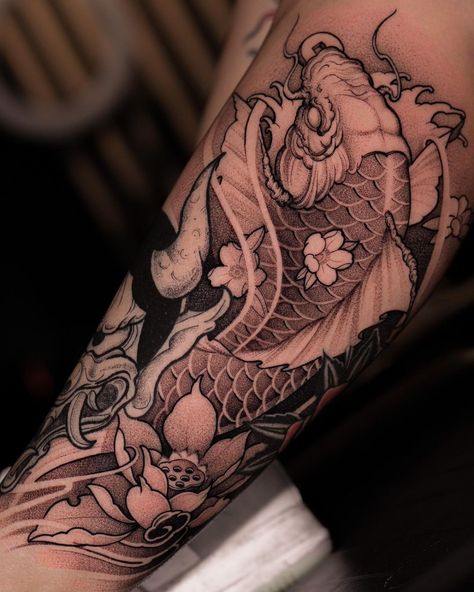 Arm Koi Fish Tattoo, Koi Fish Tattoo Black, Fish Tattoo Black, Japanese Tattoo Koi, Dragon Koi Tattoo Design, Japanese Forearm Tattoo, Half Sleeve Tattoos Sketches, Japanese Koi Fish Tattoo, Koi Tattoo Sleeve