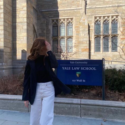 Yale Graduation Pictures, Romantizing University, Yale Study Aesthetic, International Law Student Aesthetic, Cambridge Law School, Yale University Law School, Law Student Photoshoot, Law University Outfit, Harvard University Law School