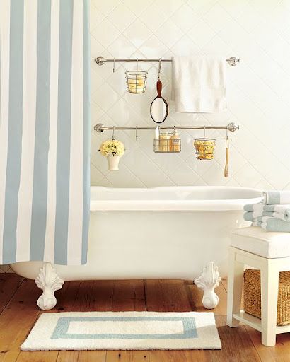 Baños Shabby Chic, Rustic Cottage Style, Shower Storage, Cottage Bathroom, Cottage Style Decor, Bathroom Tub, Shabby Chic Bathroom, Chic Bathrooms, Towel Storage