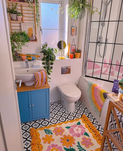 Bathroom Ideas Whimsical, Vibrant Minimalist Decor, Funky Small Bathroom, Bright Boho Bathroom, Hanging Plants In Bathroom, Eclectic Decor Bathroom, Ideas Under Staircase, Maximalist Decor Bathroom, Pebble Garden Ideas