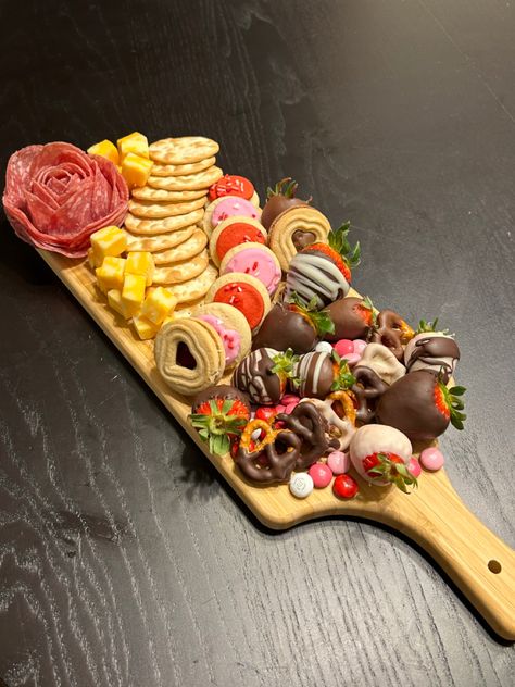 Charcuterie Board With Chocolate Covered Strawberries, Chocolate Covered Board, Chocolate Covered Strawberries Charcuterie, Anniversary Charcuterie Board Ideas, Strawberries Charcuterie Board, Strawberry Board, Valentines Charcuterie Board, Valentine 2024, Strawberry Snacks