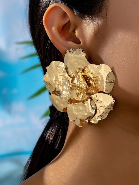 1pair Geometric Folded Texture Flower Pendant Vintage Exaggerated Earrings For Women, Western StyleI discovered amazing products on SHEIN.com, come check them out! Big Hoop Earrings, Earring Trends, Watches Women Fashion, Trendy Earrings, Metal Earrings, Gold Flowers, Flower Pendant, Diy Earrings, Western Style