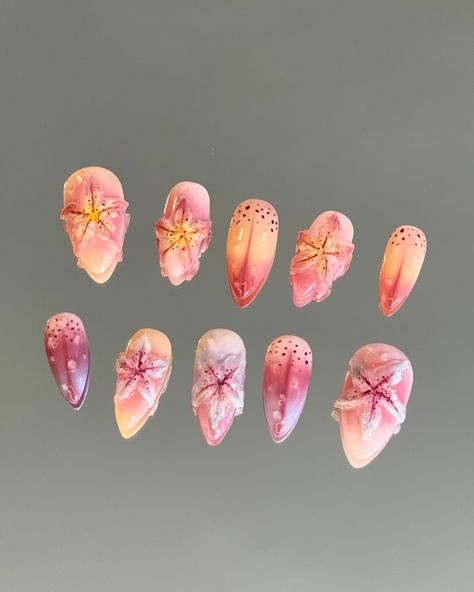 Lilies field 𓍢ִ໋🌸ᰔᩚ 🔷 custom press-ons, medium length, almond-stiletto shaped 🔷Time to step into summer elegance with my custom press-ons: Lilies Field!💖 These medium-length almond-stiletto nails are inspired by the delicate beauty of lilies, perfect for adding a touch of floral charm to your style. Embrace the art of nature at your fingertips. • • • #nailartist #lilies #flowernails #paris16 #nails #gelnails #almondnails #pressonnails #nailart #naildesign #nailspiration #gel #gelxnails #3dflo... Nails With Lily Flower, Lilies Nails, Lilly Nails, Lily Flower Nail Designs, Tiger Lily Nails, Lily Nails Designs, Lily Nail Art, Lilycute Nail, Natural Almond Nails