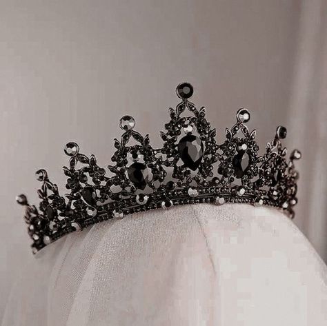 Quince Crowns, Koleksi Parfum, Dark Wedding Theme, Quinceanera Crown, Crystal Crown Tiaras, Black Tiara, Black Wedding Gowns, Crown Aesthetic, Queen Aesthetic