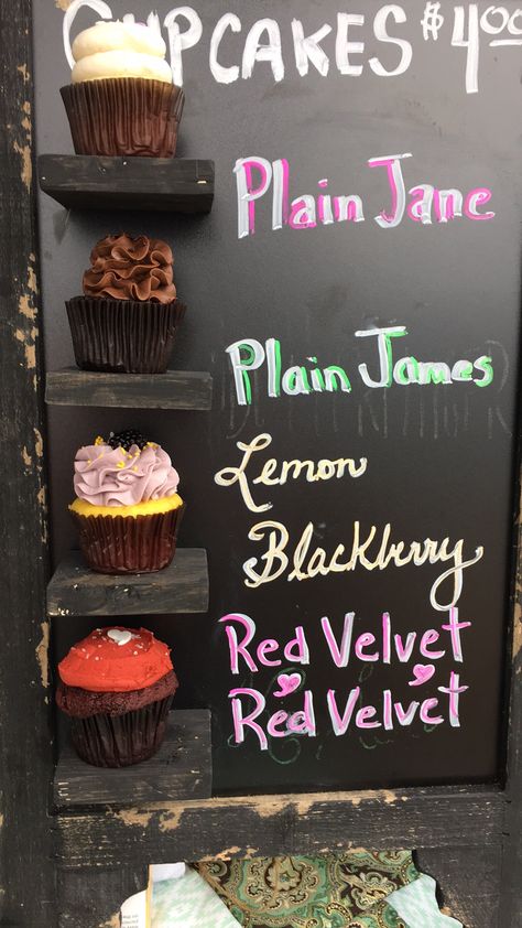 Cupcake display for the Rosemary Beach Farmer's Market! Bake Sale Displays, Farmers Market Stand, Bake Sale Packaging, Farmers Market Display, Cake Stall, Cookie Display, Bakery Display, Cupcake Shops, Cupcake Display