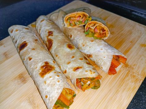 Veg Roti Roll Recipe, Chapati Wraps Recipe, Veg Roll Recipes Homemade, Roti Wrap Recipe, Chapati Rolls Recipe, Roti Roll Recipe, Veg Roll Recipe, Chapati Roll, Roti Wrap