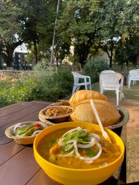 Chole Bhature Photography, Chole Bhature Snap, Punjab Aesthetic, Aesthetic Food Photography, Punjabi Aesthetic, Punjab Culture, Chole Bhature, Desi Aesthetic, Pakistani Food