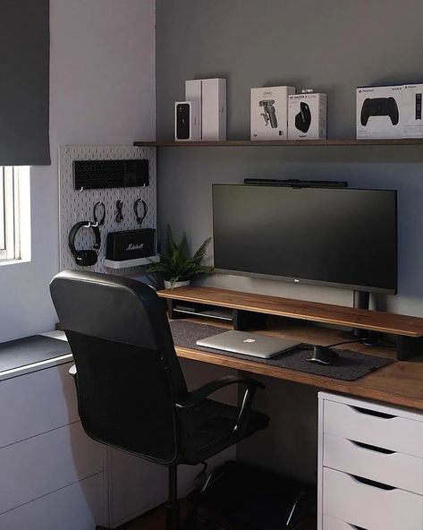 30 Best Modern Desk Setup Ideas You Should Check White Desk Setup, Minimal Desk Setup, Modern Home Offices, Computer Desk Setup, Home Studio Setup, Desktop Setup, Desk Inspiration, Bedroom Setup, Office Workspace