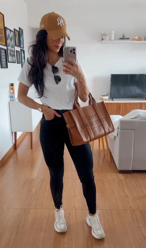 Date Night Leggings Outfits, Ootd With Tote Bag, Fashion Outfits Colorful, Outfit With Tote Bag, Outfit Dia, Outfit Tenis, Classy Fashion Style, Cute Airport Outfit, Outfits Sport