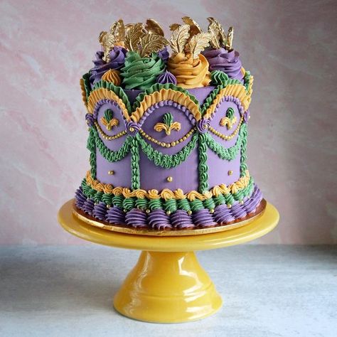 Bakey Bakes on Instagram: "It’s the day before Mardi Gras and seems like as good a time as any time to post this vintage Mardi Gras inspired cakey cake! Carnaval, as I know it back home was always a festive and happy time that I have fond memories of (although I could have done without the stink bombs…hopefully that’s not still a thing). Growing up I always saw Carnaval as Portugal’s Halloween 😆 Getting to dress up and pulling pranks in eachother. Anyway, I hope I did this cake justice and gave Mardi Gras Party Cake, Mardi Gras Cake Pops, Mardi Gras Cakes, Mardi Gras Cake Ideas, Mardi Gras Birthday Cake, 40th Anniversary Ideas, Mardi Gras Desserts, Grass Cake, Mardi Gras Cake