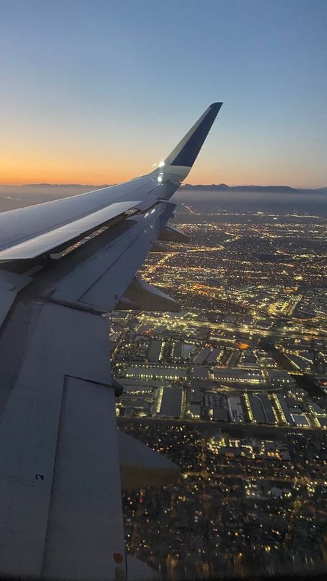 Boarding Plane Aesthetic, Cute Plane Pics, Nicolecore Aesthetic, Plane Pics, Airplane Aesthetic, Airport Vibes, Airport Aesthetic, Travel Picture Ideas, Pretty Landscapes