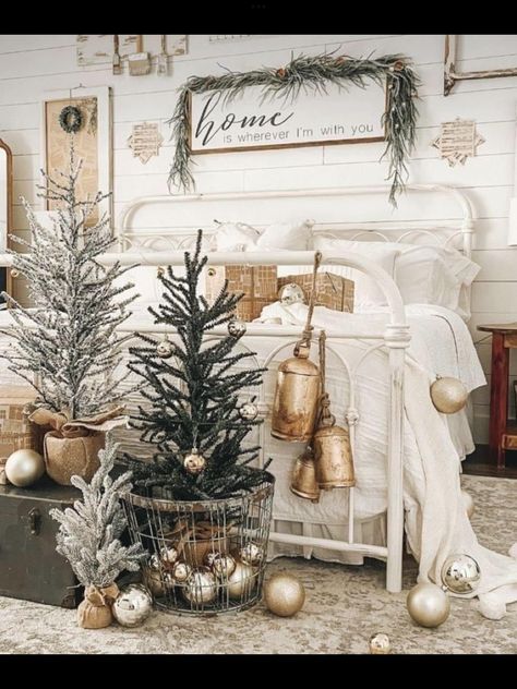 Trendy Christmas Decor, Neutral Holiday Decor, Cozy Christmas Decor, Neutral Christmas Decor, Christmas Decor Inspiration, Country Christmas Decorations, Cottage Christmas, Christmas Interiors, Christmas Decorations Bedroom