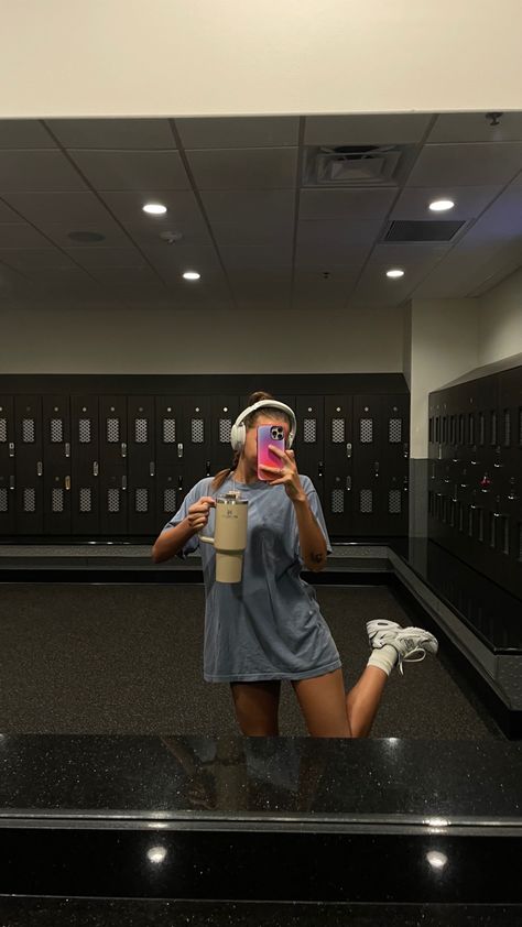 girl with over the ear headphones holding a Stanley cup wearing new balance 530’s and an oversized t shirt at the gym Stanley Cup Outfit, Oversized T Shirt Outfit, Bose Quietcomfort 45, Gym Girl Aesthetic, Gym Headphones, Long Shirt Outfits, Headphone Outfit, Aesthetic Clean Girl, Aesthetic 2023