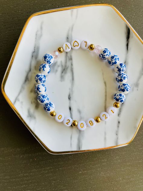 Letter Bracelet Beads Ideas, Sorority Bracelets, Reminder Bracelets, Star Accessories, Beaded Name Bracelet, Date Bracelet, Letter Bead Bracelets, Preppy Jewelry, Birthday Bracelet